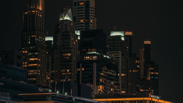 夜晚灯火通明的市中心楼宇